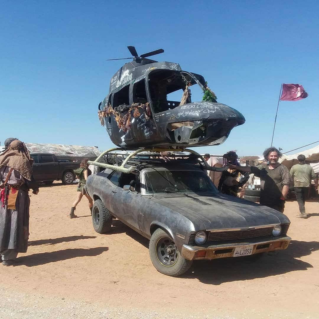 coche transportando un helicoptero derribado en el evento wasteland weekend