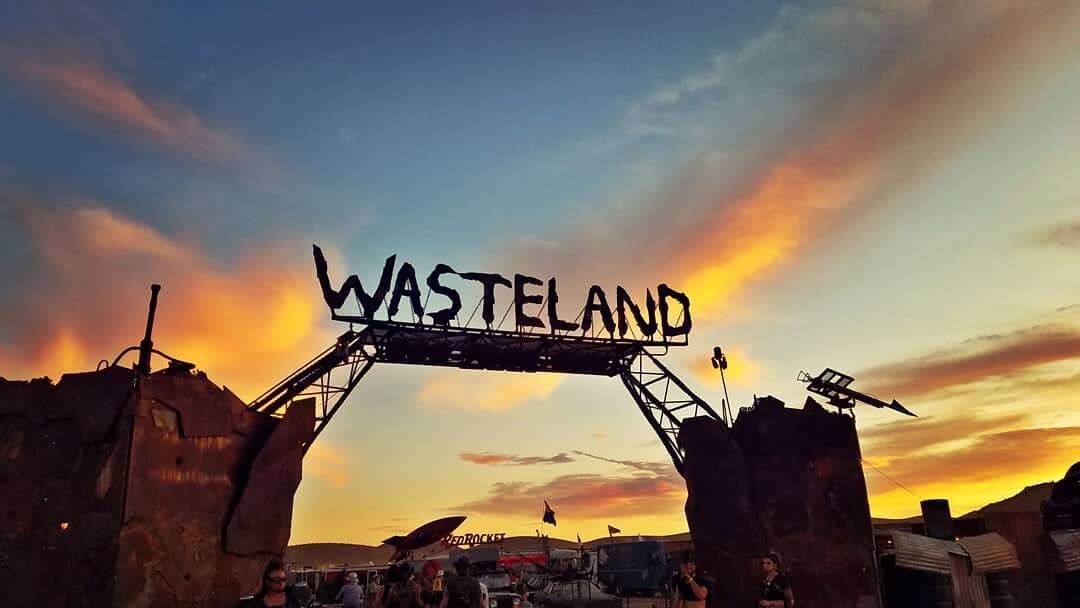 arco de entrada del festival wasteland 