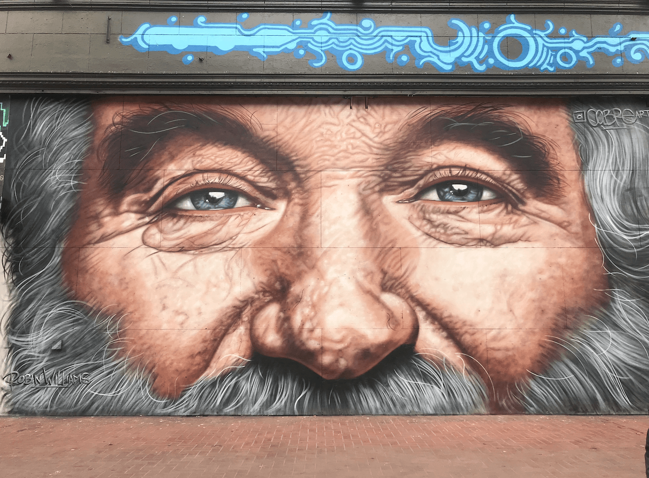 Mural grafitti de Robin Williams por cobre