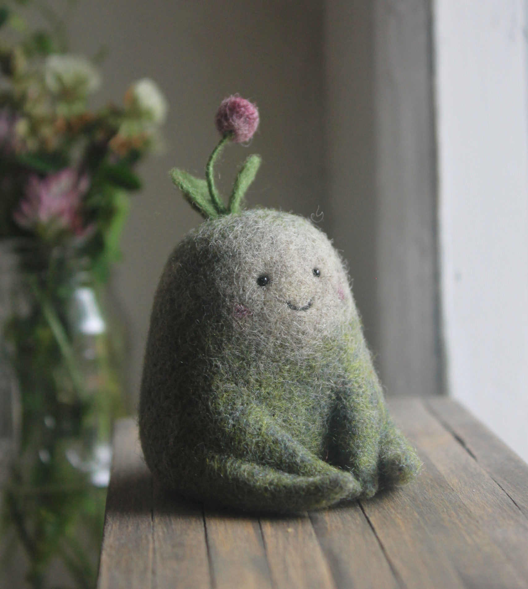 juguete muñeco hecho de lana