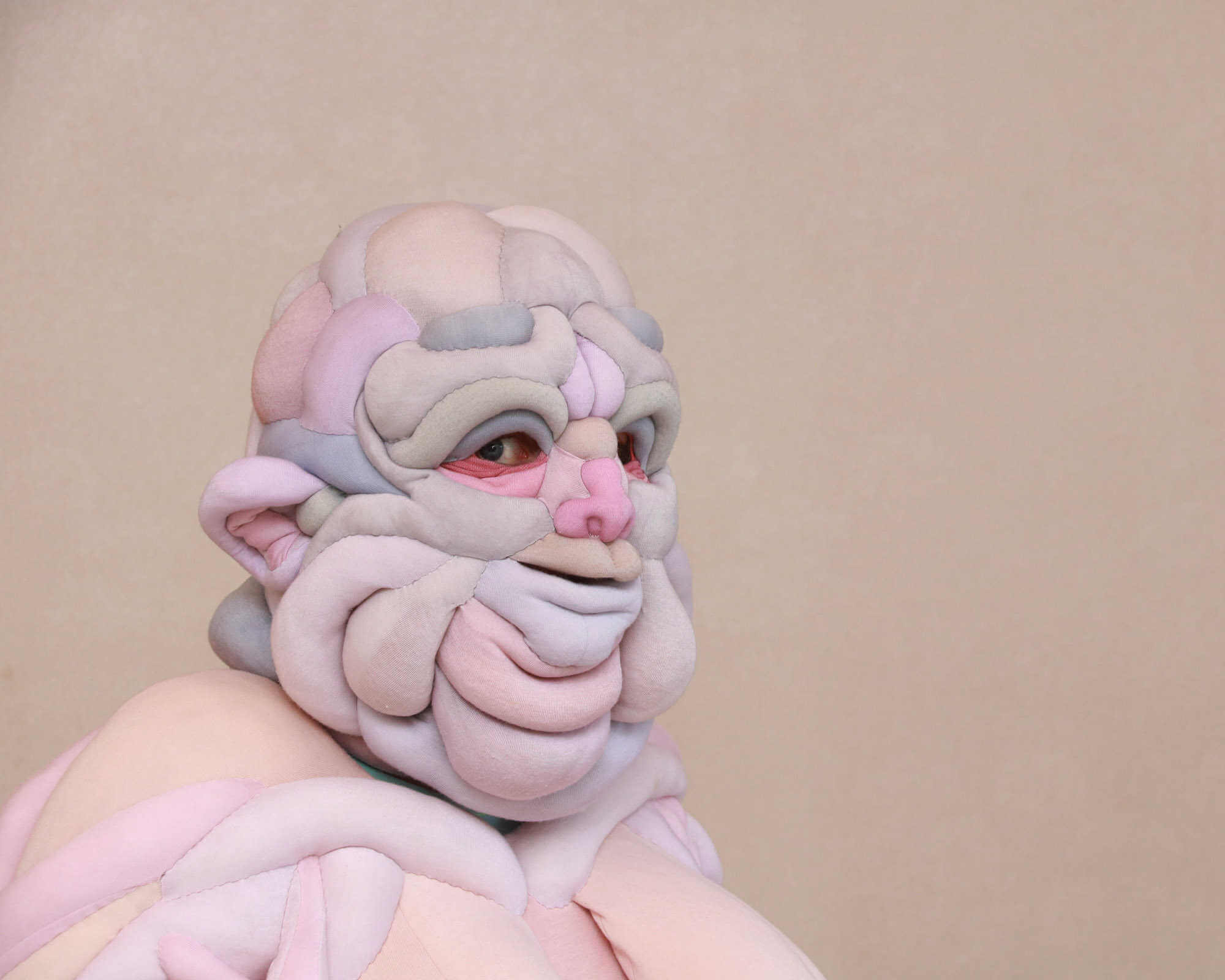 Parte superior de traje de espuma con forma de monstruo