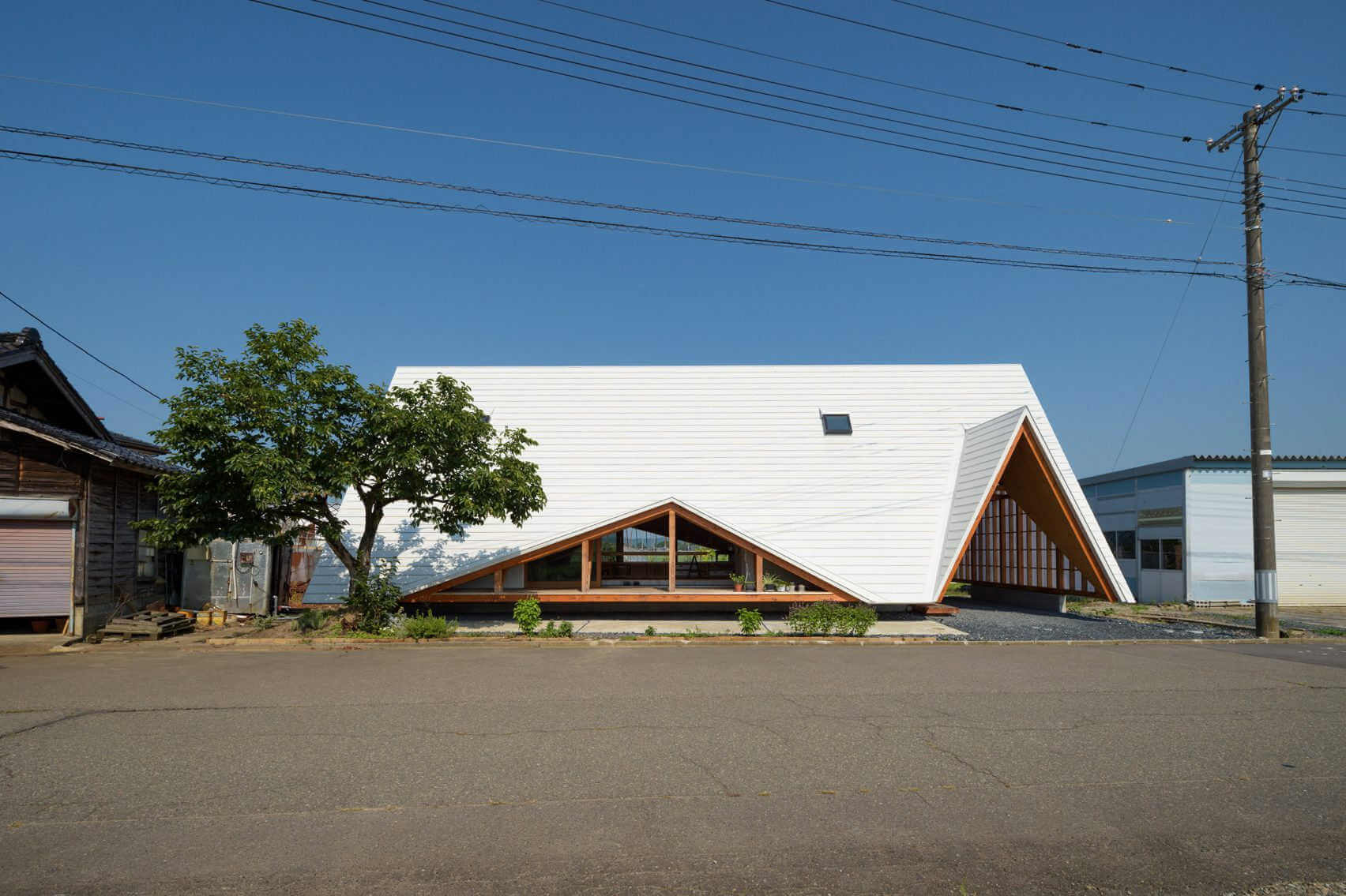vista lateral de la casa haru, arquitectura minimalista