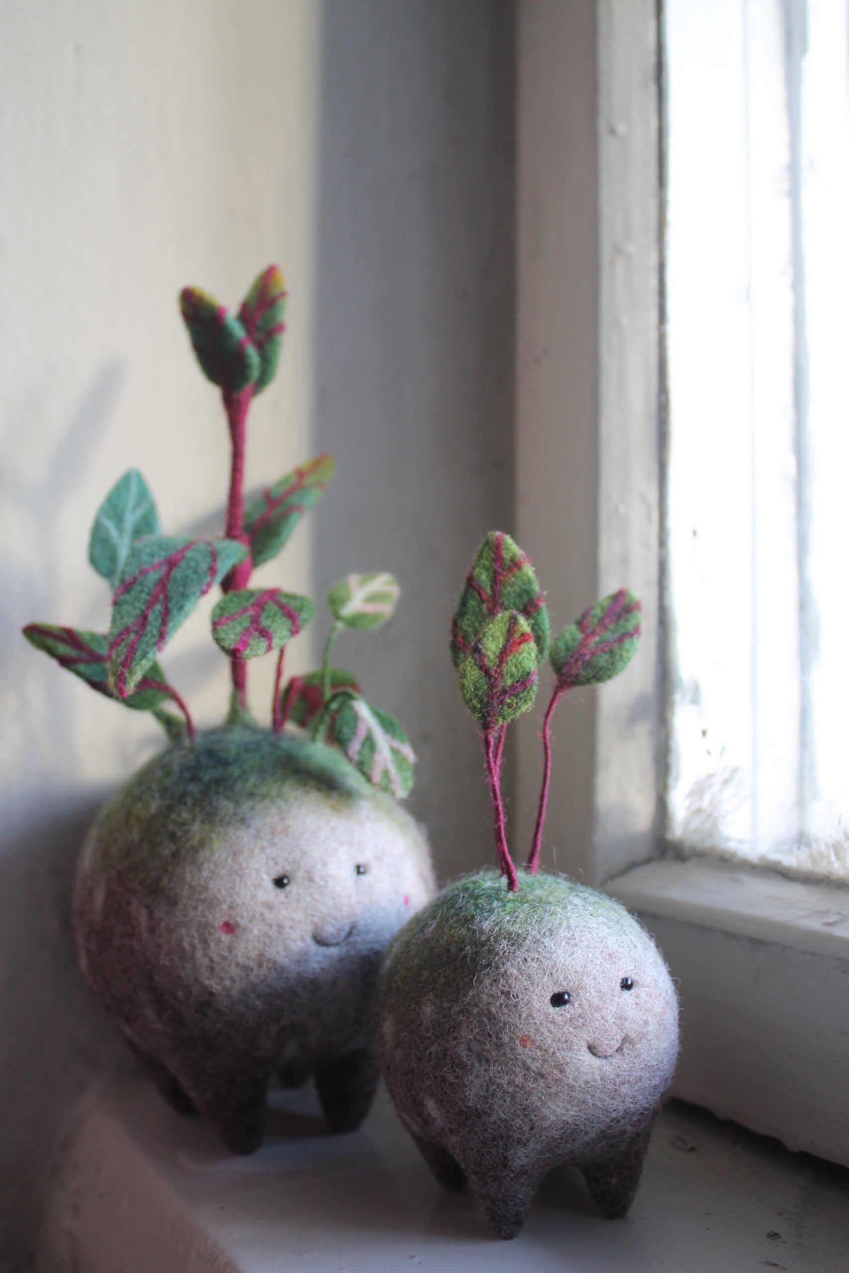 Bolitas de lana hechas juguetes con flores