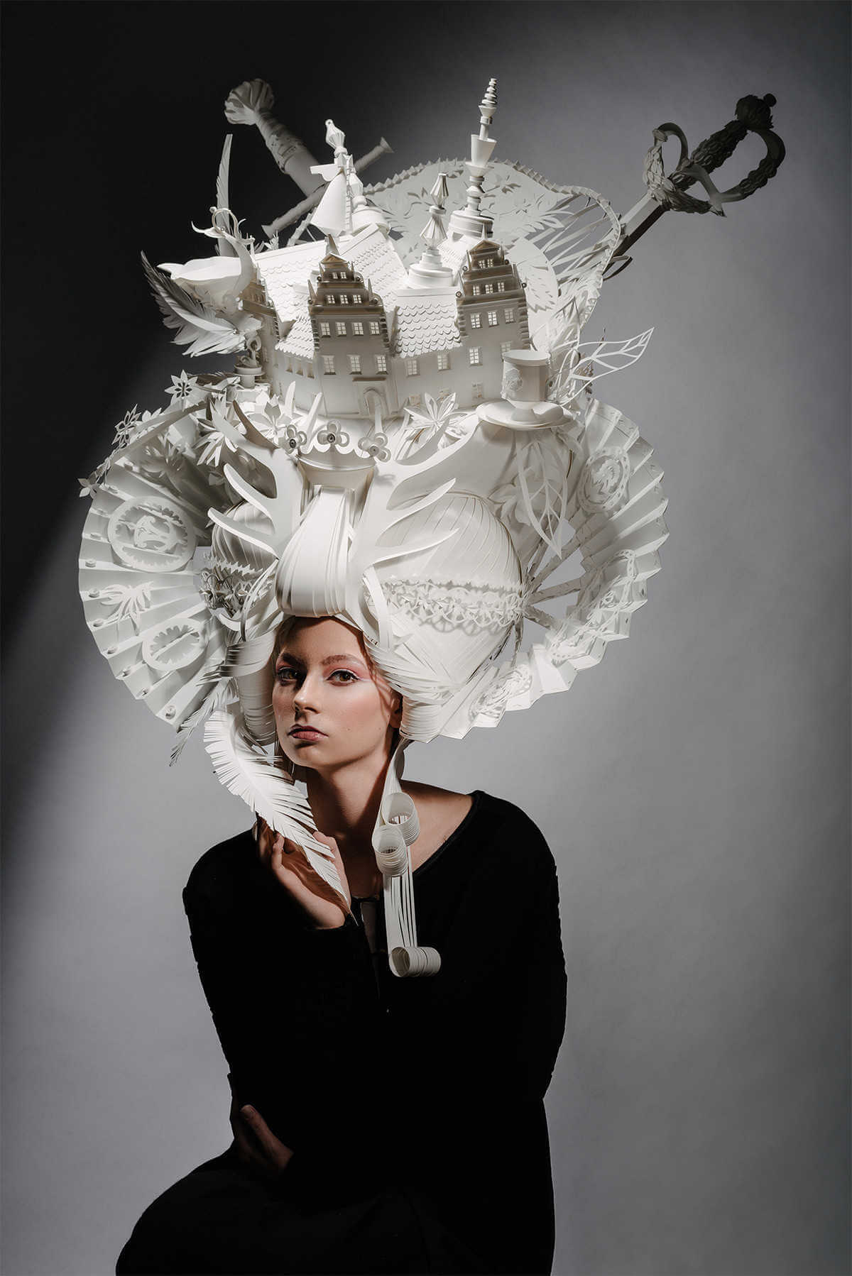 Escultura de papel en forma de peluca