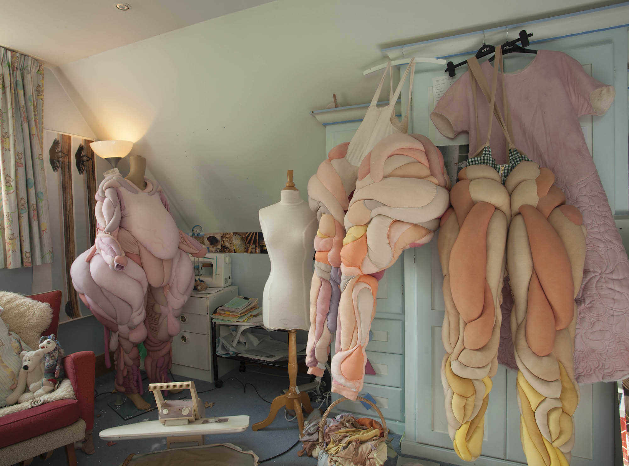 Exposicion de trajes de goma espuma