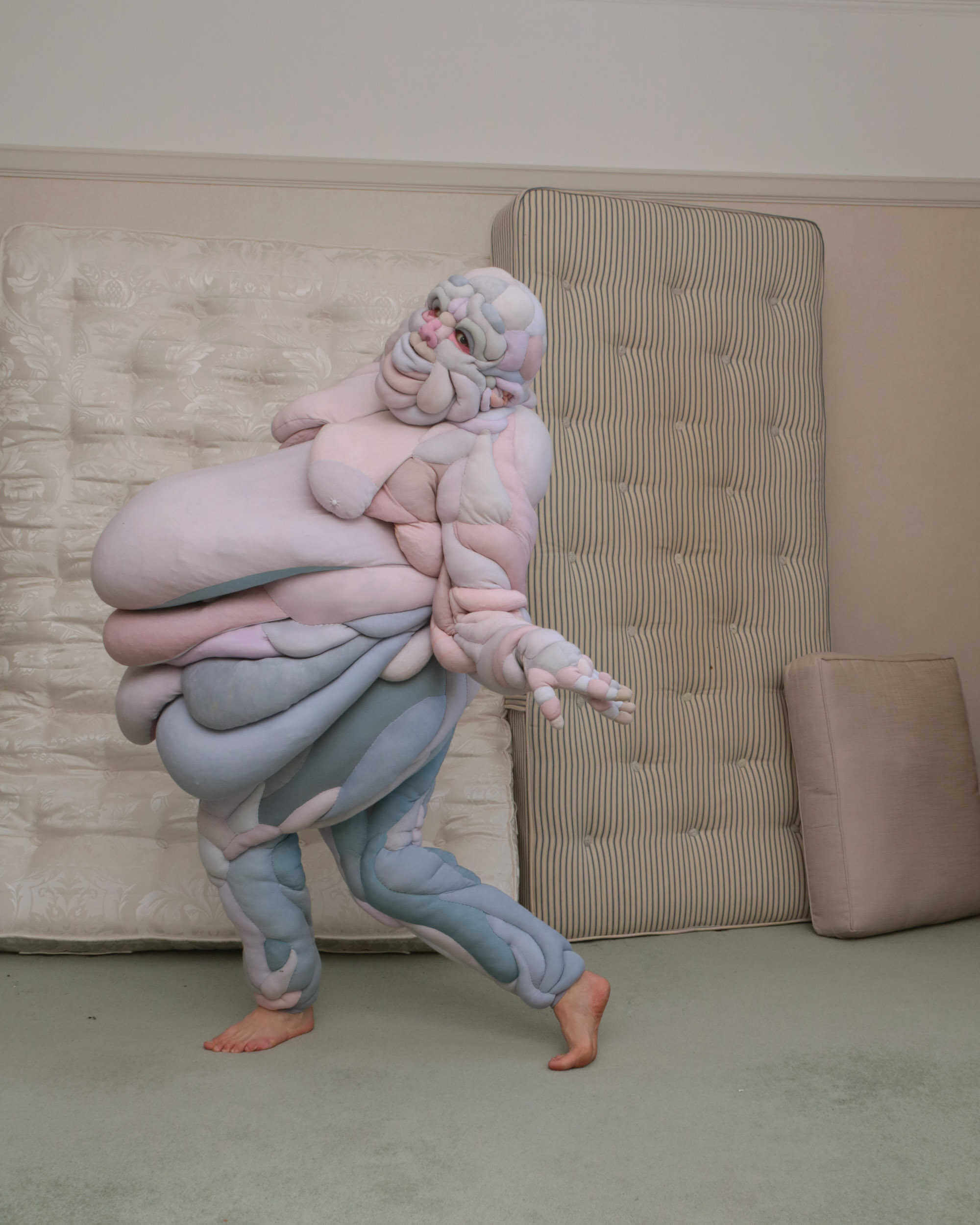 Pose de baile con undisfraz hecho con goma espuma haciendo alegoria al cuerpo humano diseñado por Daisy Collingridge