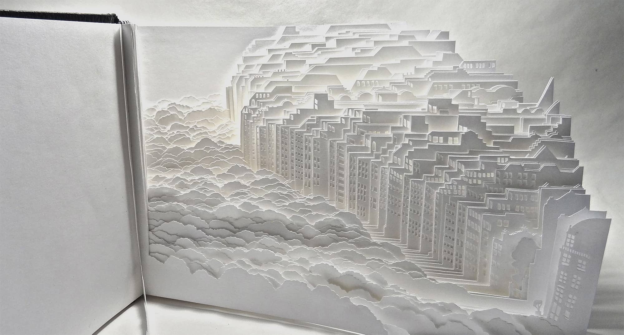 escultura de papel cortado de una ciudad de ayumi shibata