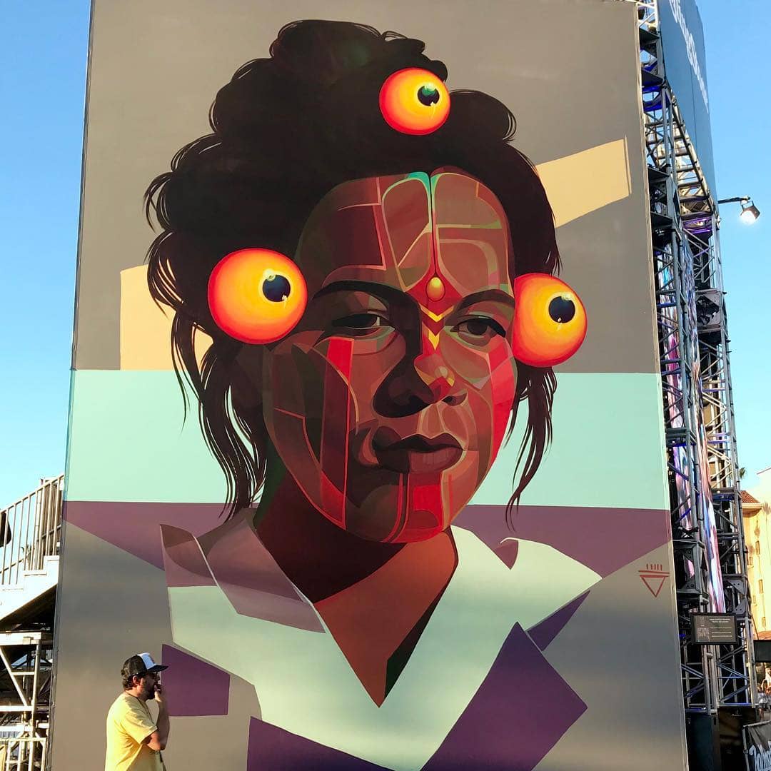 mural de mujer por la artista gleo