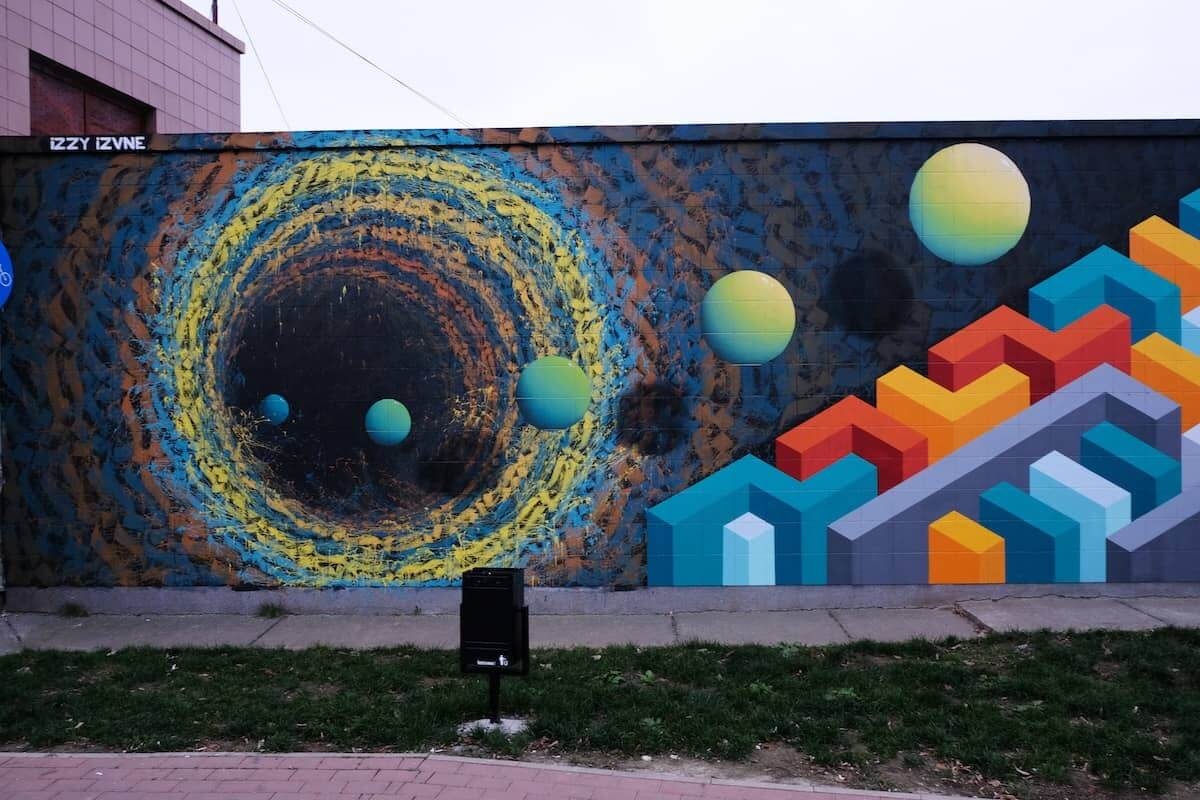mural colorido abstracto de Izzi Izvne