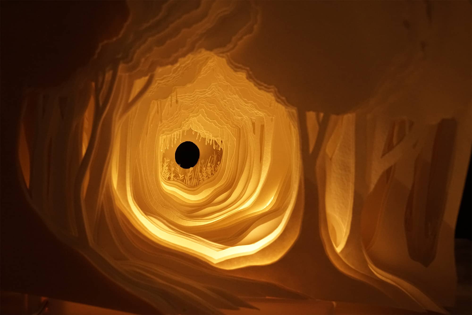 bosque hecho a base de papel cortado por ayumi shibata