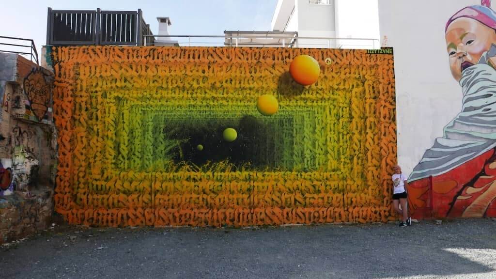 mural con efecto optico y abstracto de Izzi Izvne
