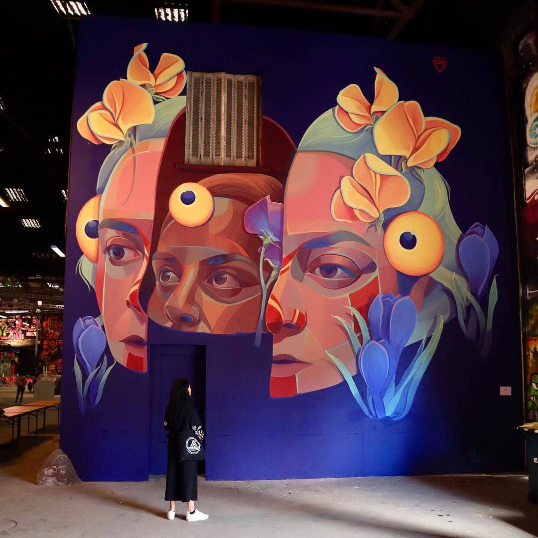 la artista gleo, frente a uno de sus murales
