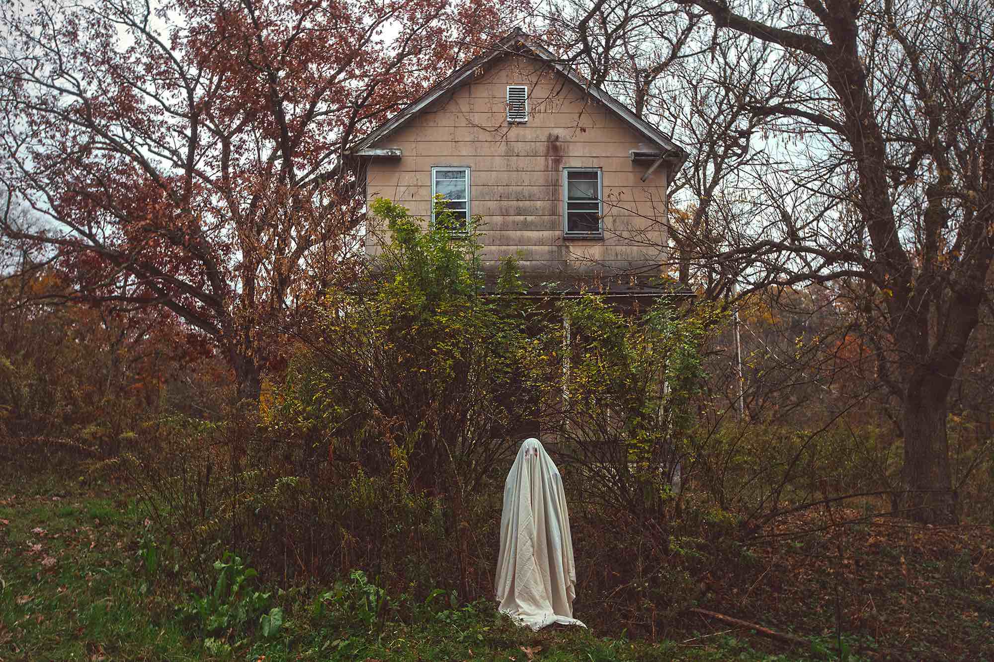 FOTOGRAFÍA DE PERSONA CON UNA SABANA A MODO DE FANTASMA