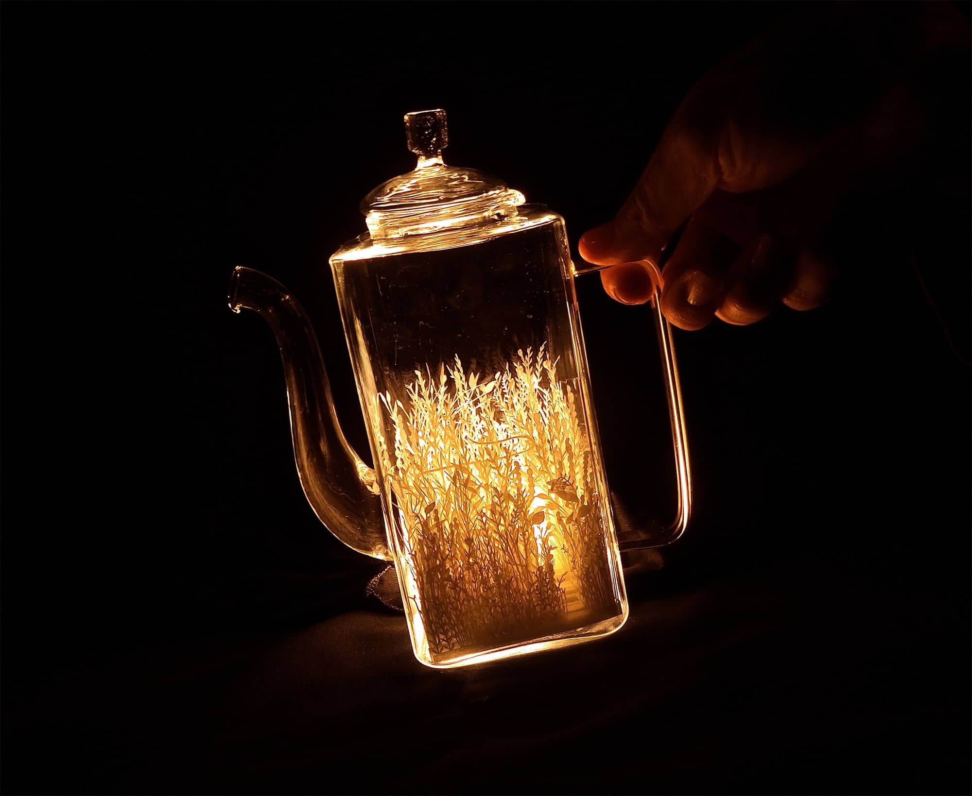 bosque hecho de recorte de papel metidos en una botella