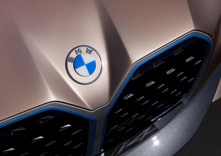 logo de bmw en la parte delantera de un coche