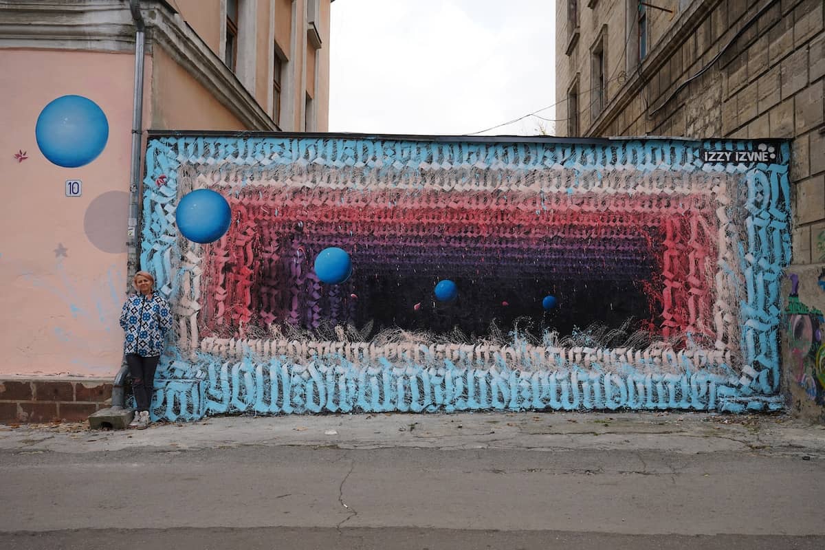 Streert art de Izzi Izvne lleno de texto en pared