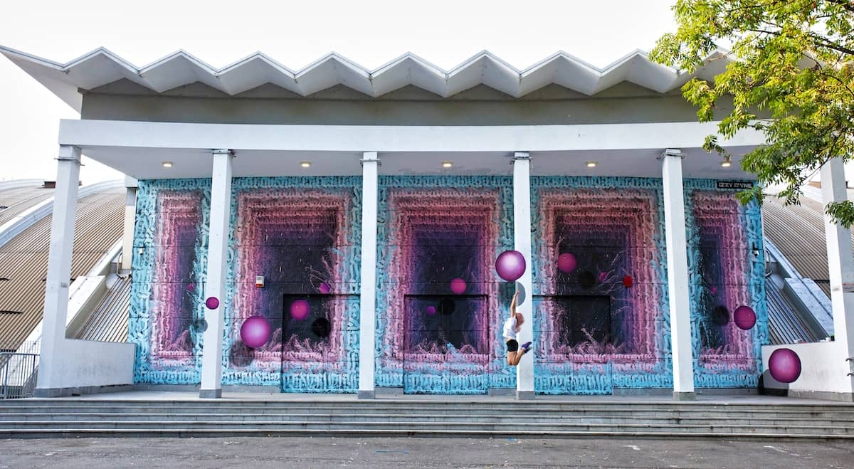 impresionante fachada pintada de arte urbano Izzi-Izvne