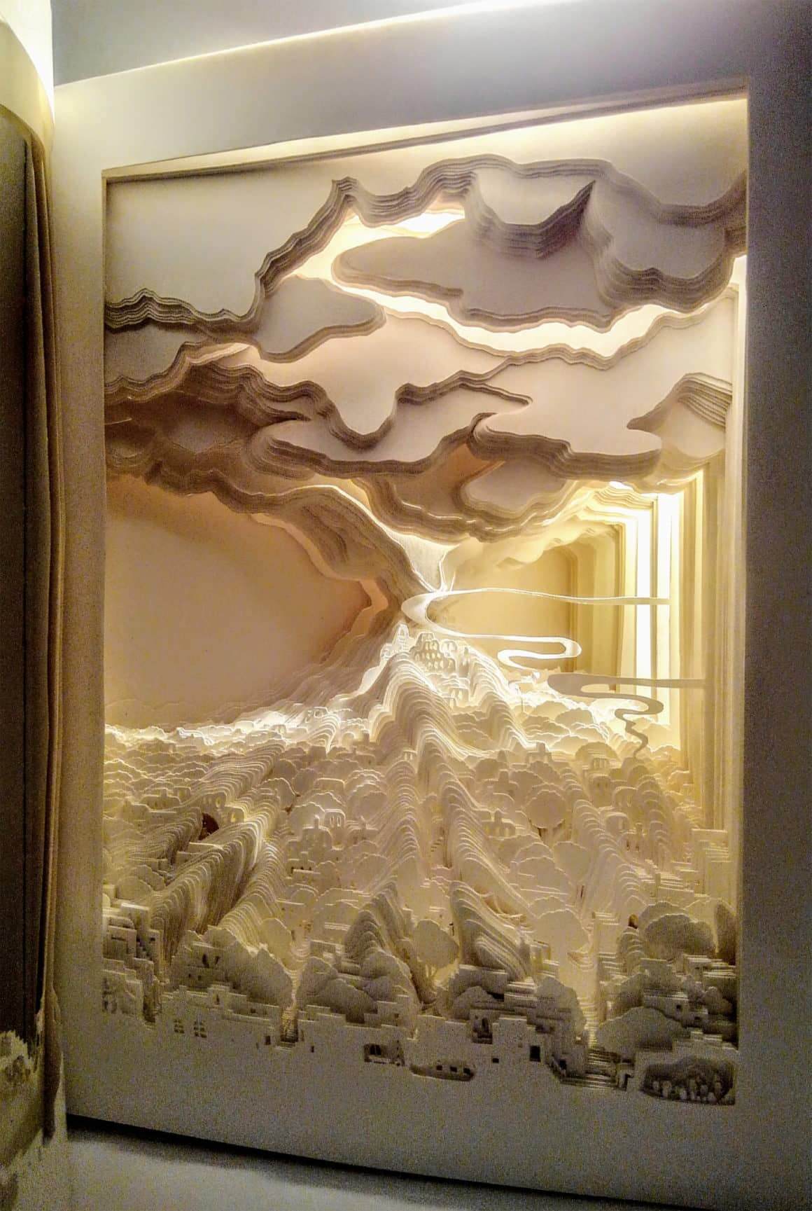 ciudad con un volcan al fondo heca con papel cortado