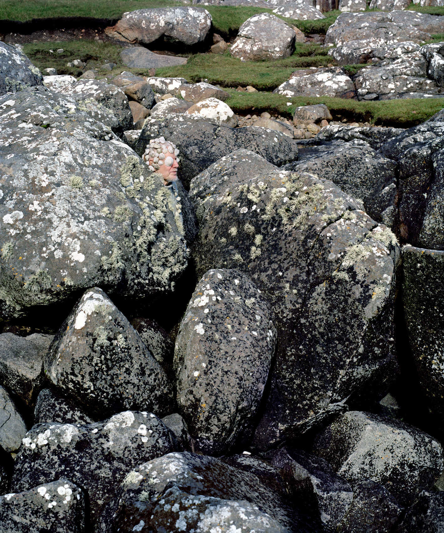 escultura humana del duo Hjorth e Ikonen hombre entre unas rocas