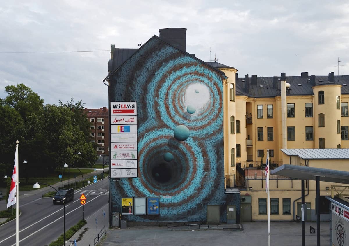 Mural de Izzi Izvne con tematica cosmica
