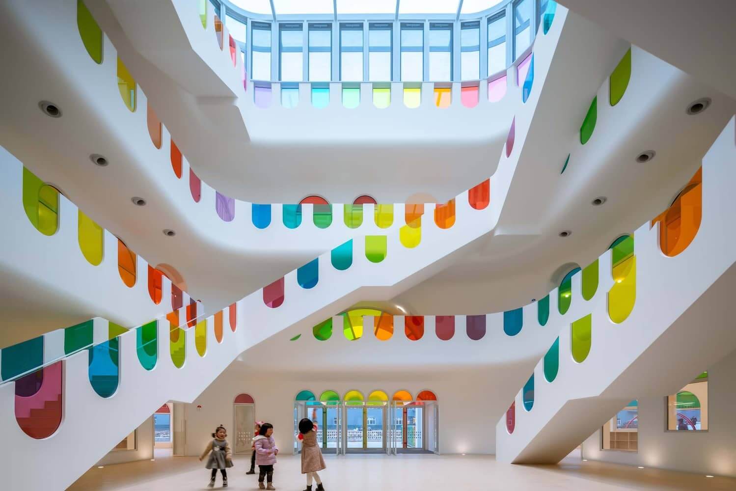 ejemple de una guarderia con barandillas de colores