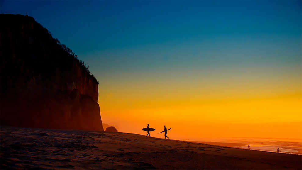 atardecer con surfistas