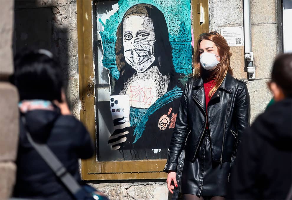Street art de la gioconda con mascarillas covid-19