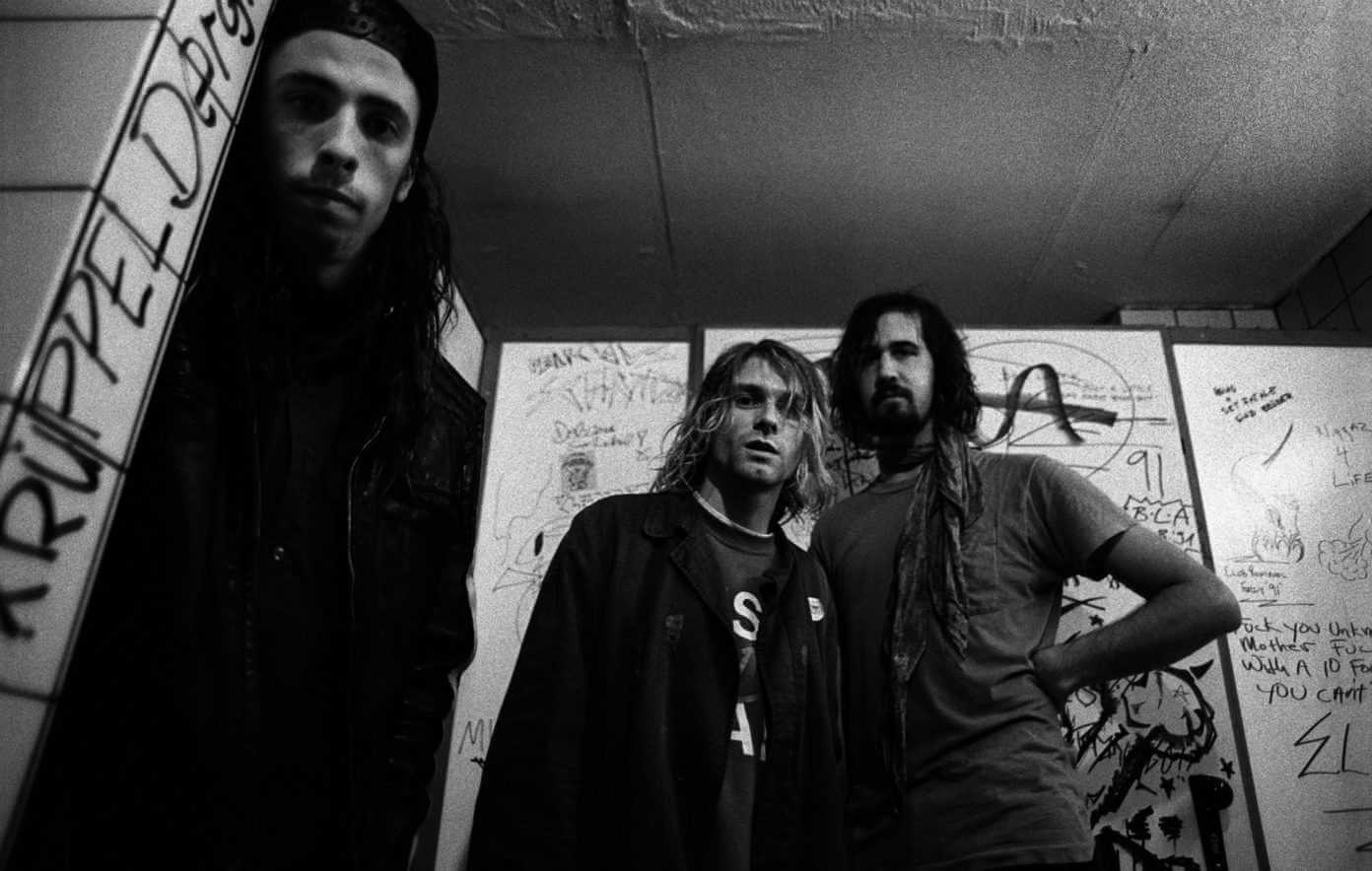 La banda musical nirvana en la entrada de un aseo