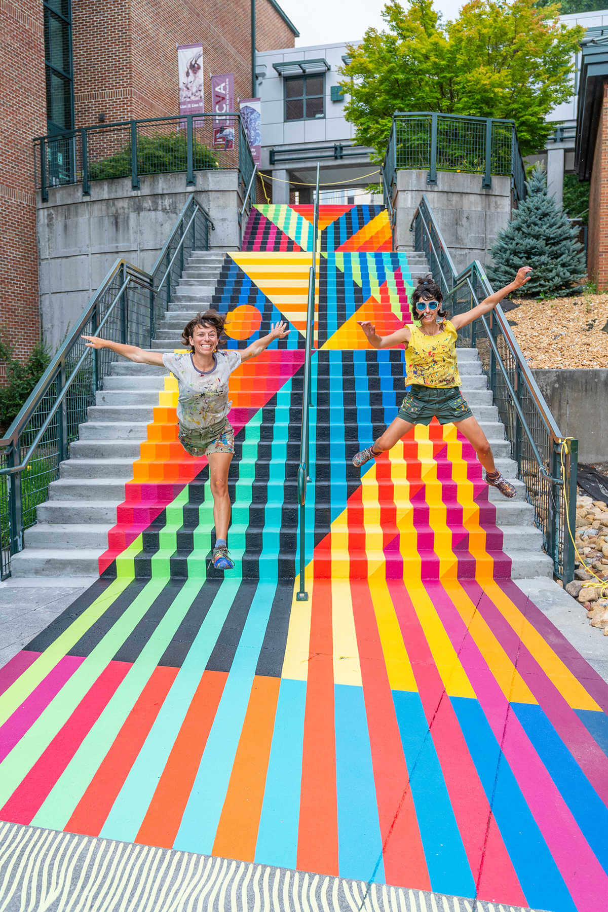 escalera pintada por jessie y katey street art