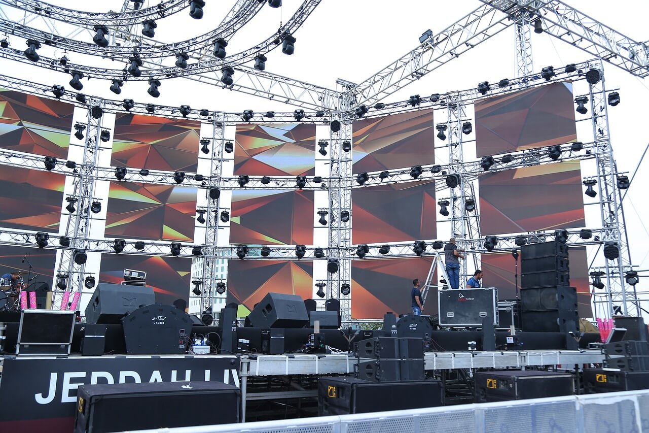Escenario de concierto con pantallas led