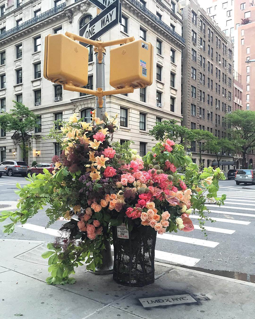 BOTE DE BASURA CON FLORES LEWIS