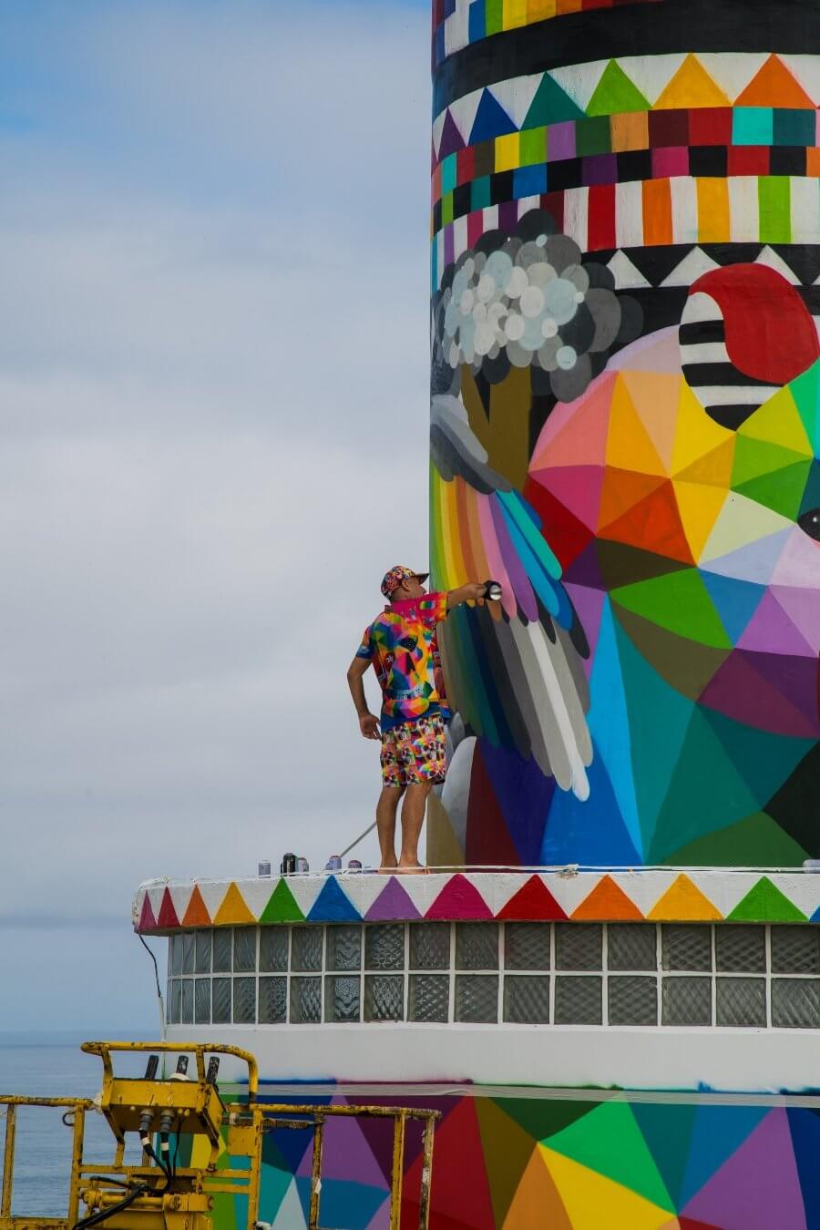 okuda pintando faro de ajo