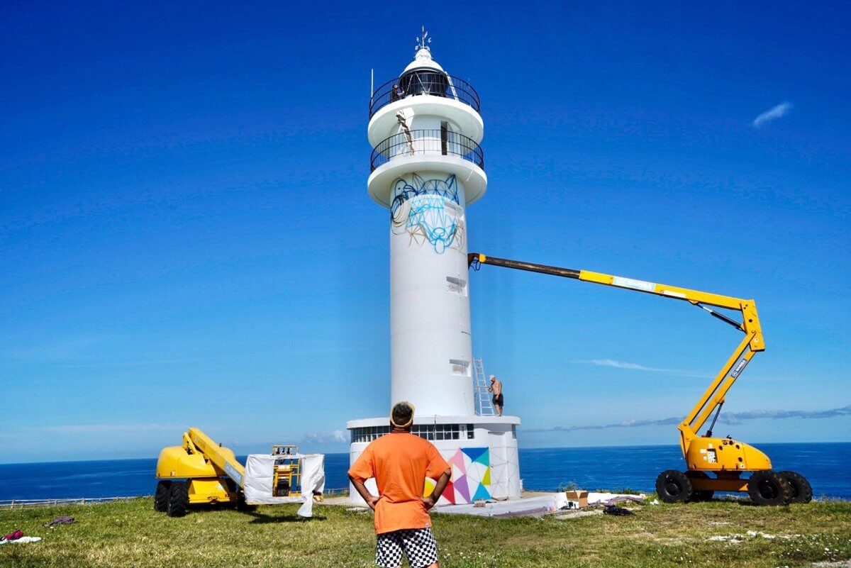 Okuda inicia la polémica intervención artística en el Faro de Ajo