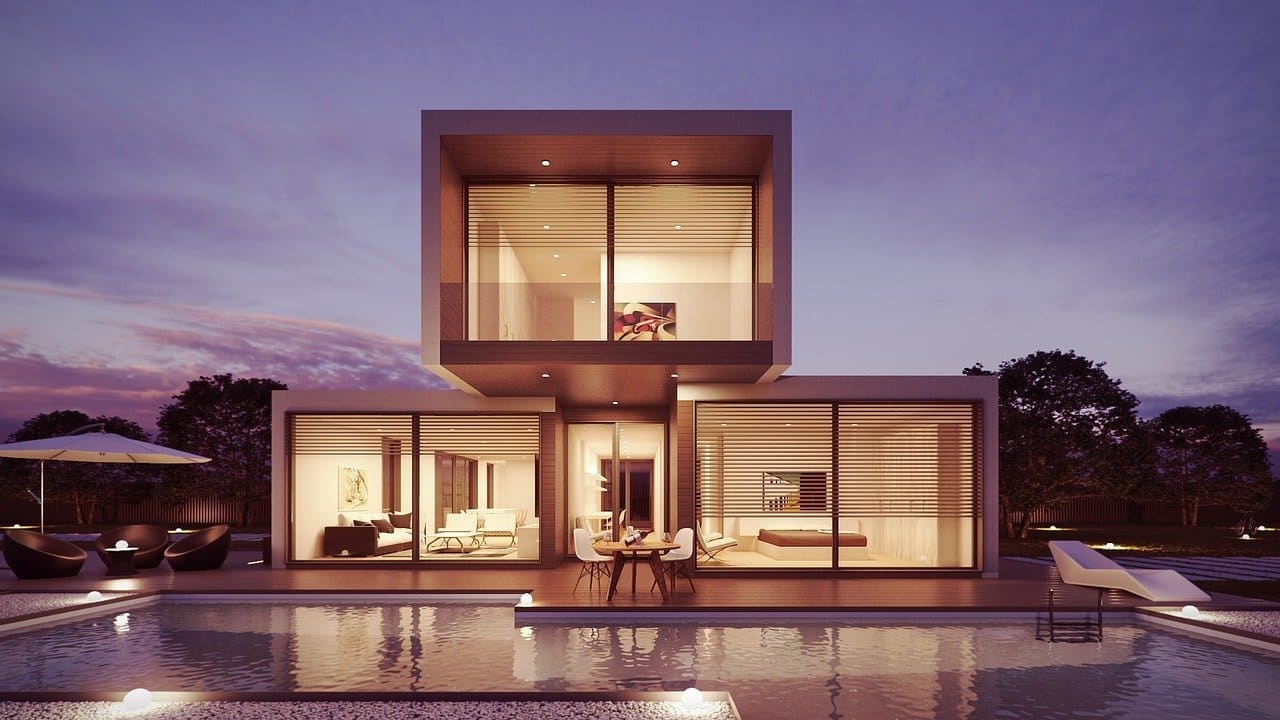 Exterior de chalet de lujo con piscina