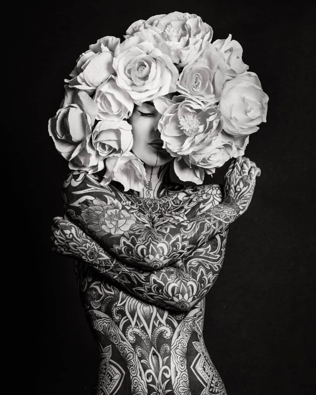 MUJER TATUADA REKA NYARI ROSES