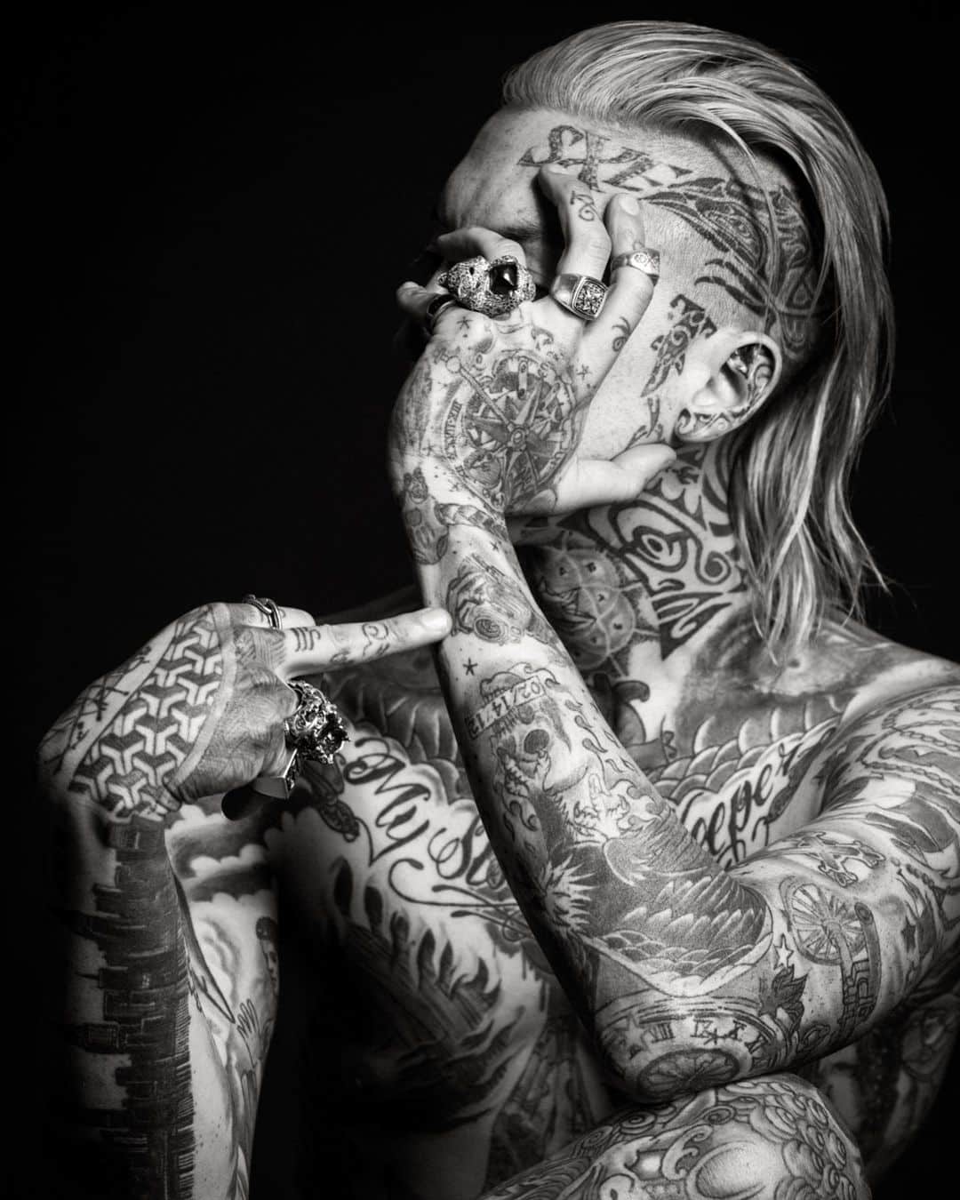 MUJER TATUADA REKA NYARI