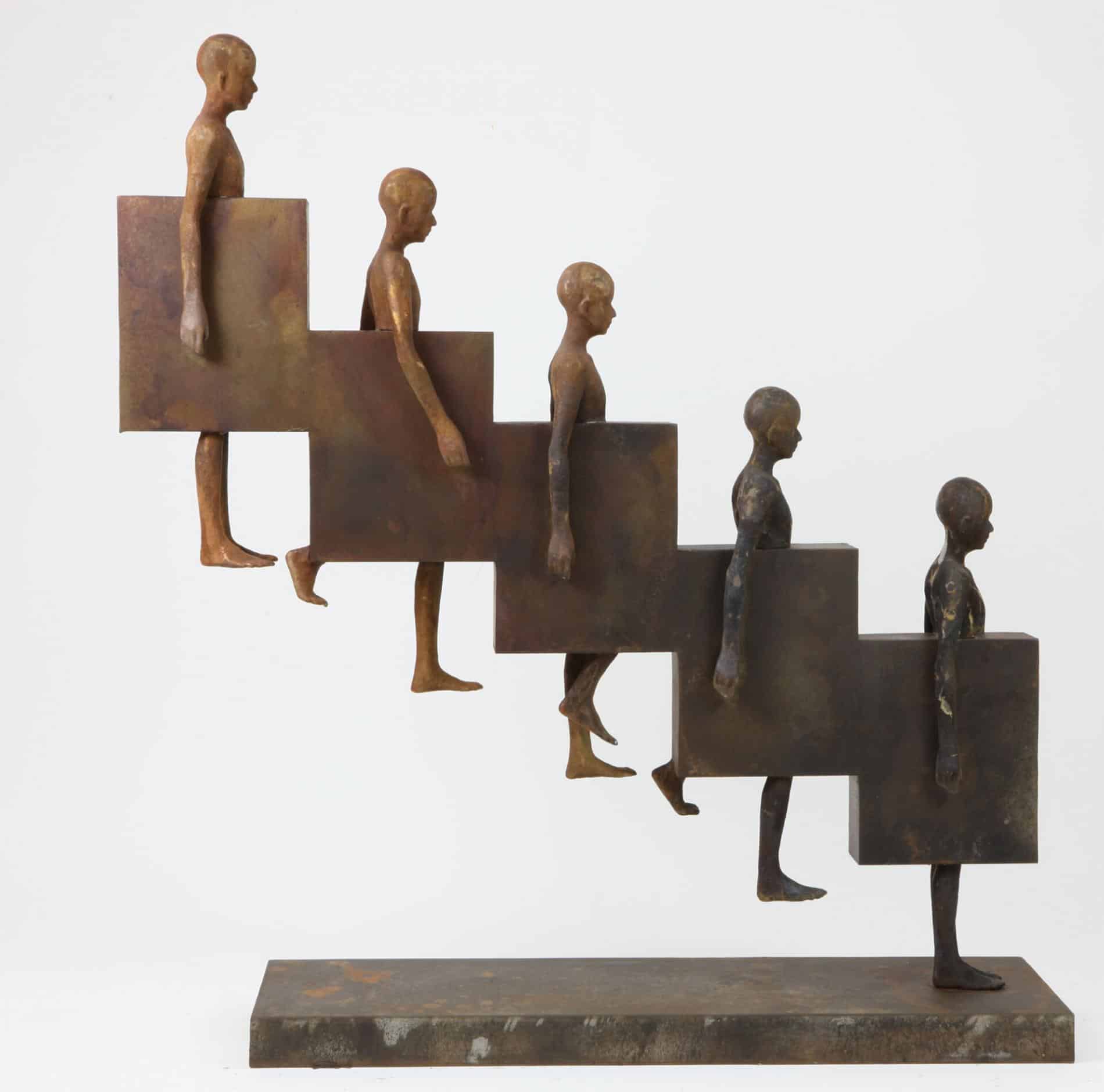 escultura jesus curia down stairs