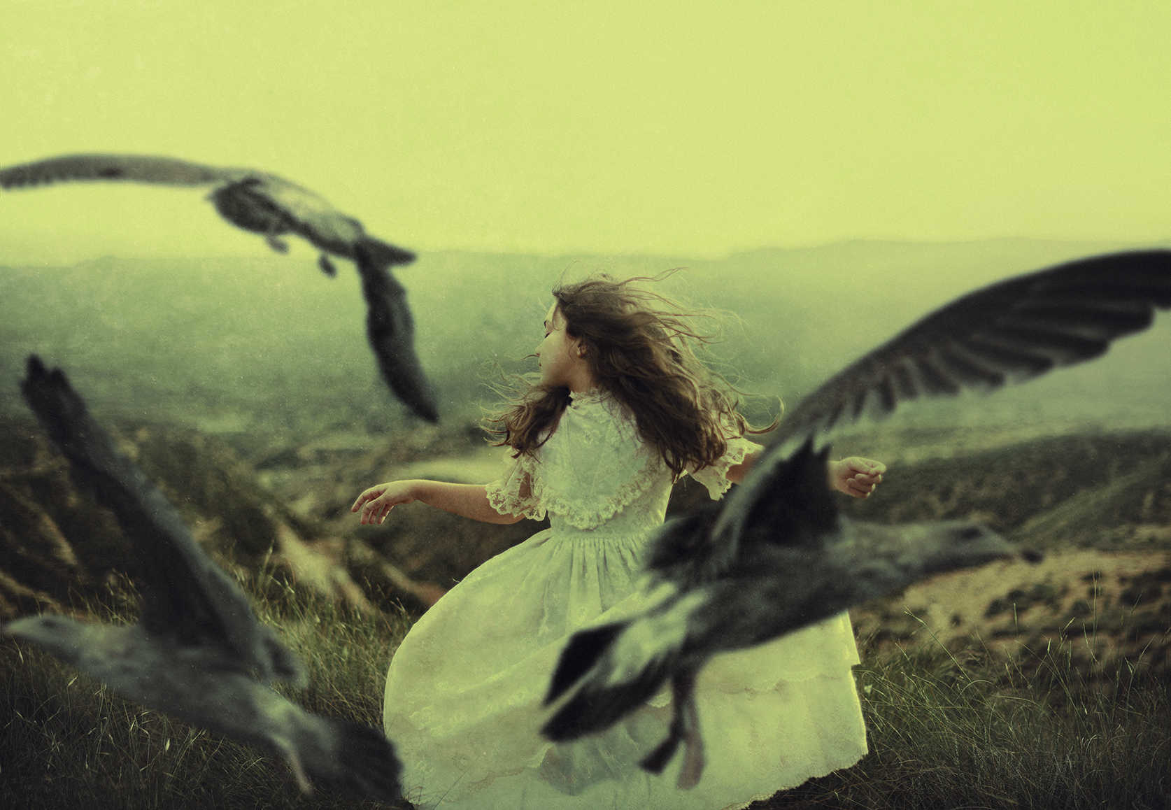 NIña corriendo con pájaros