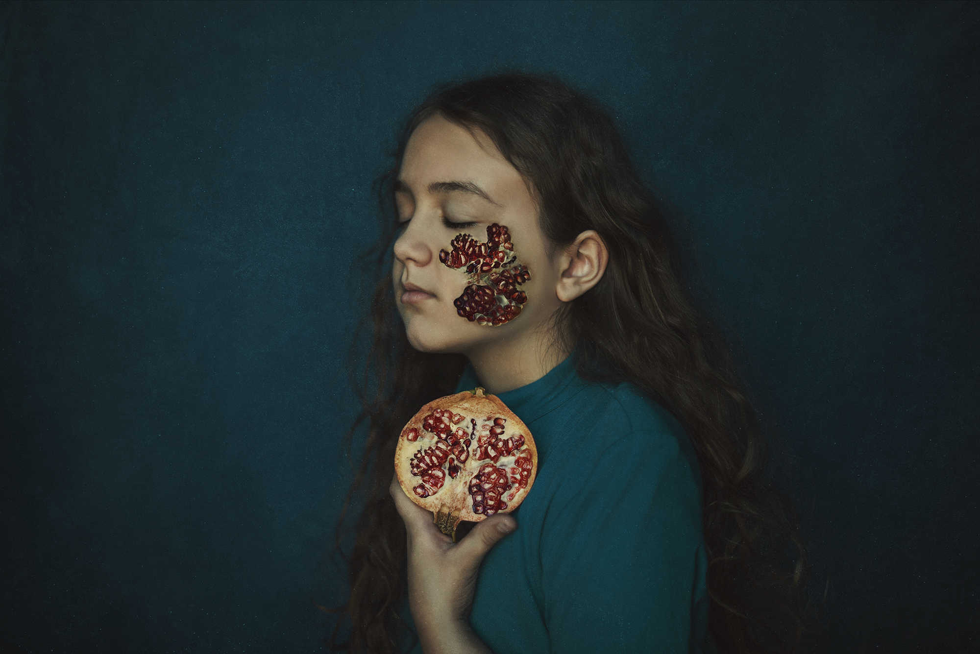 retrato de una niña con una granada