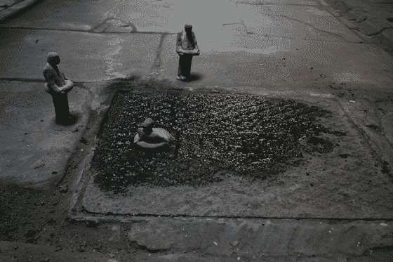 isaac cordal mini esculturas charco