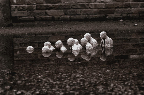isaac cordal mini esculturas hundidos 2