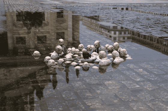 isaac cordal mini esculturas hundidos