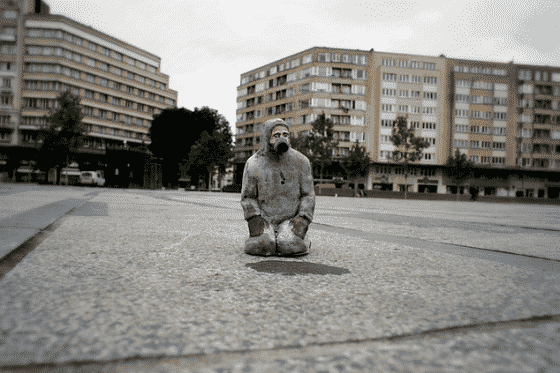 isaac cordal mini esculturas respirar