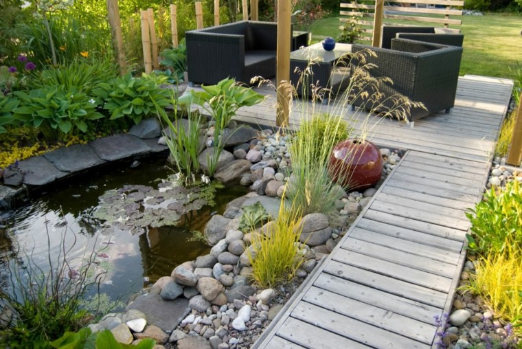 jardín con estanque de agua