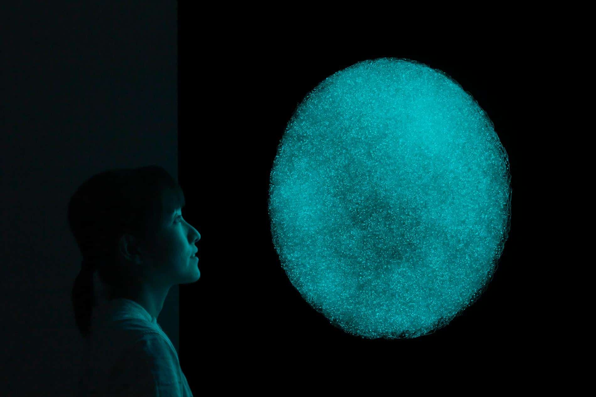 RUI SASAKI ESCULTURA VODRIO FOSFORESCENTE FACE
