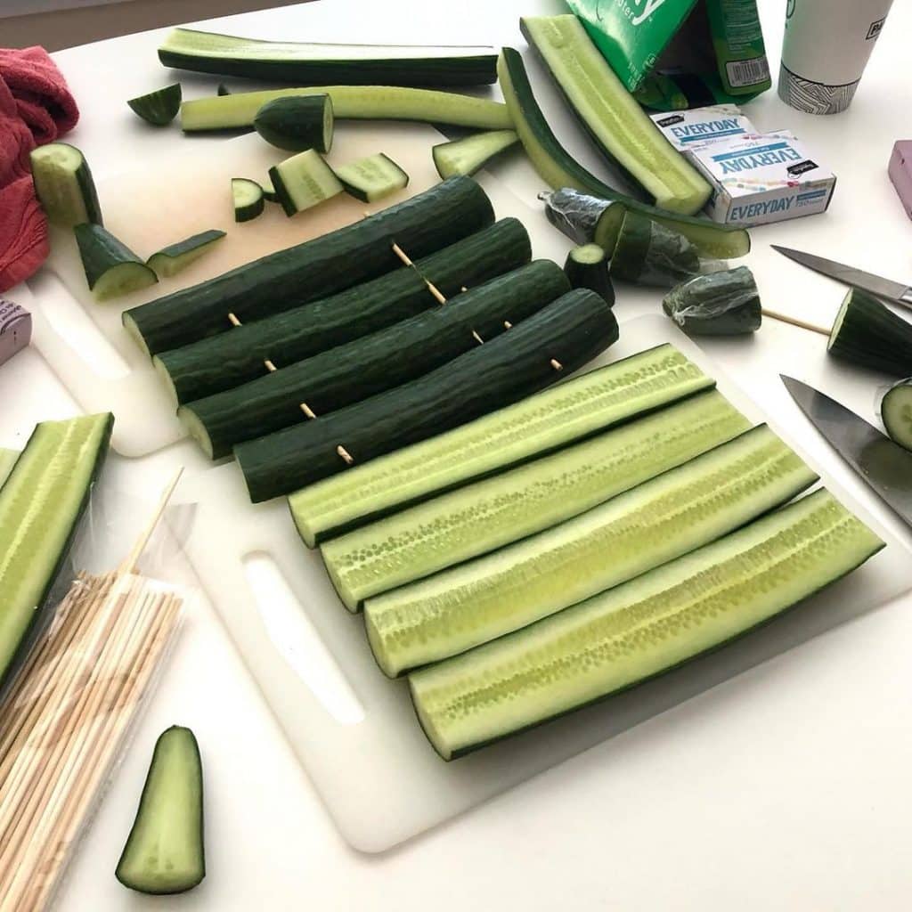 Proceso de creacion de un bolso con pepinos