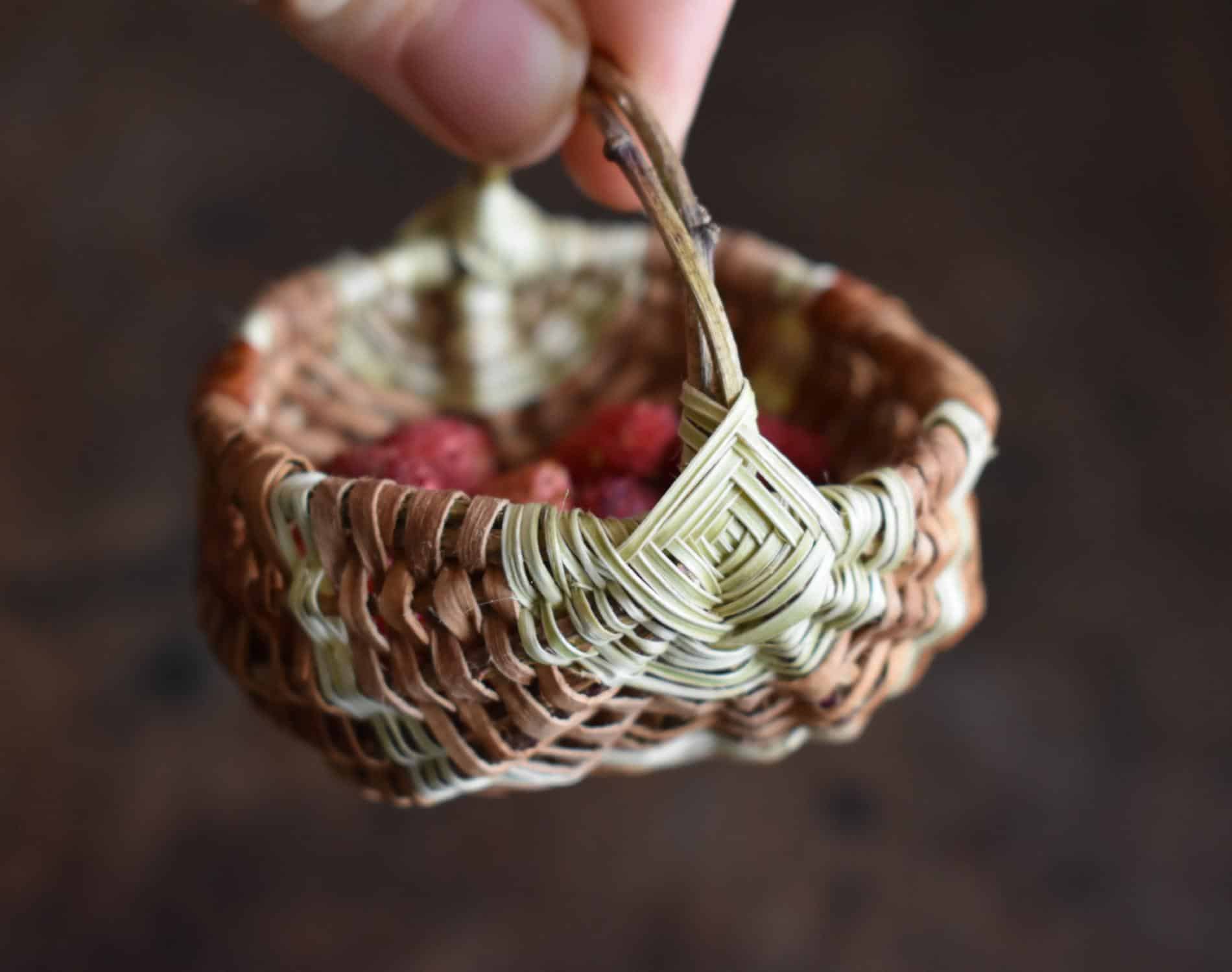 Suzie Grieve cestos miniatura canasta