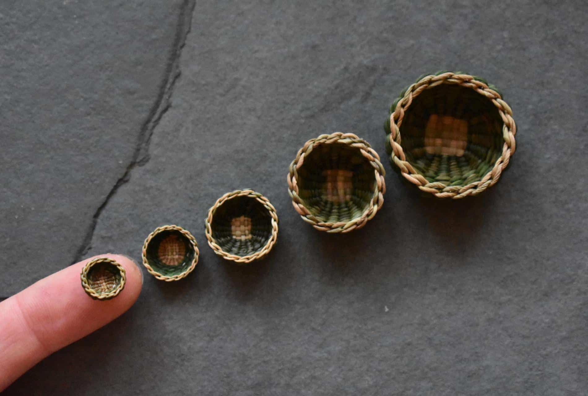 Suzie Grieve cestos miniatura dedo