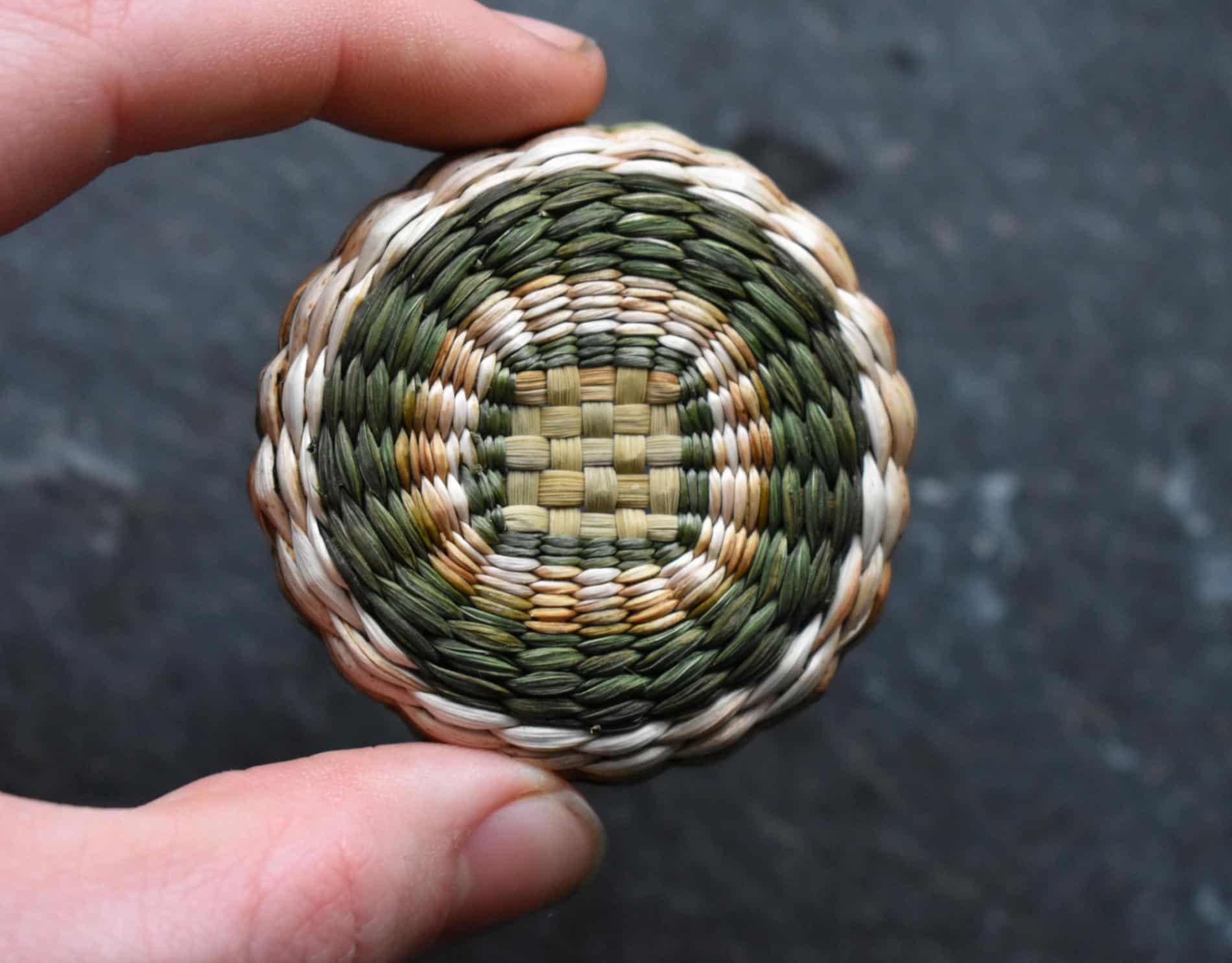 Suzie Grieve cestos miniatura tejido