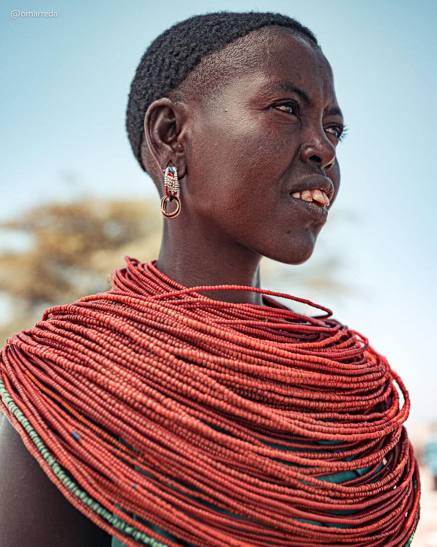 omar reda trubu kenia mujer collares